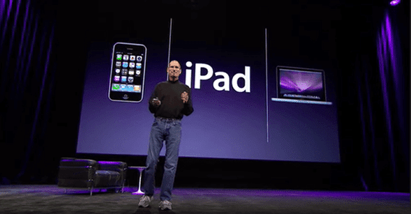 Steve Jobs realizando una presentación de sus productos Apple