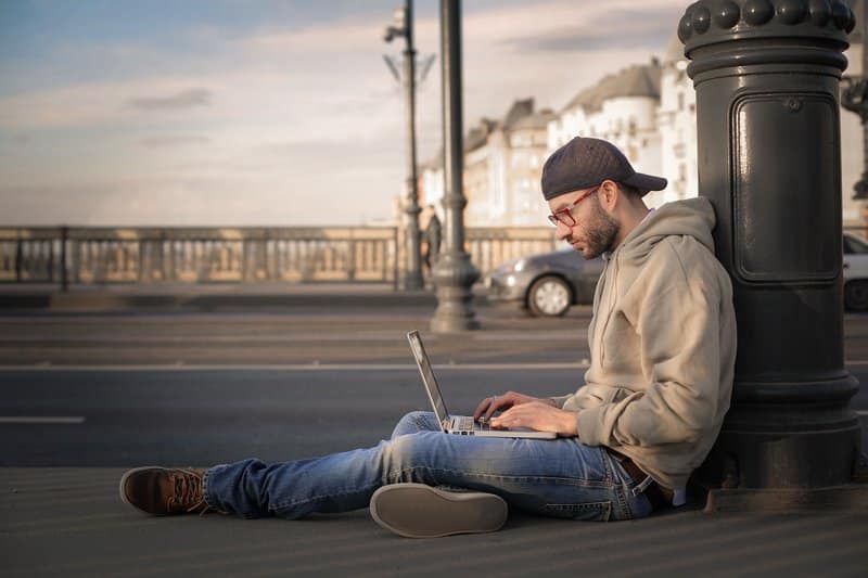 Um homem trabalhando em seu laptop