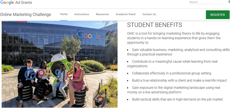 Personas sentadas frente a la oficina de Google