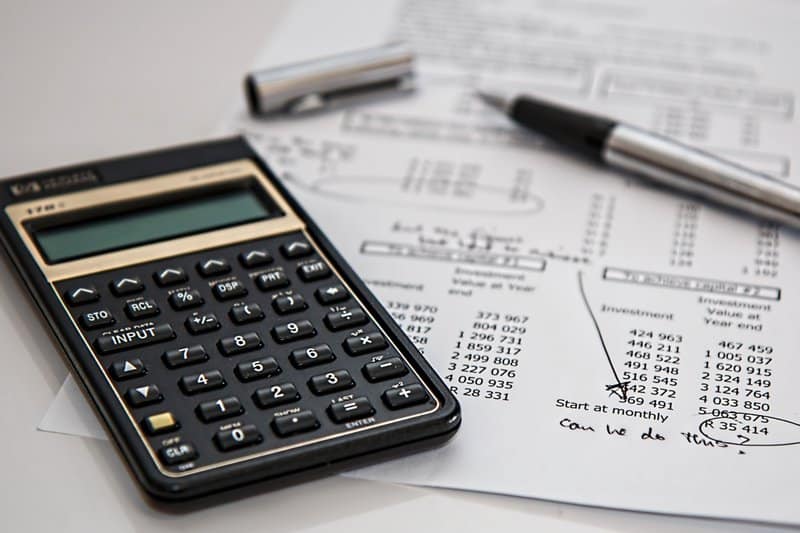 Una calculadora mantenida en un presupuesto de marketing tradicional vs digital