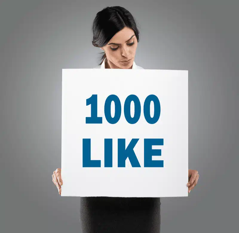 Mujer sosteniendo un póster de "1000 like"