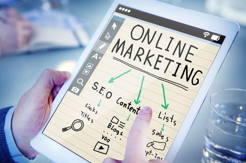 Marketing online escrito em uma tela de tablet