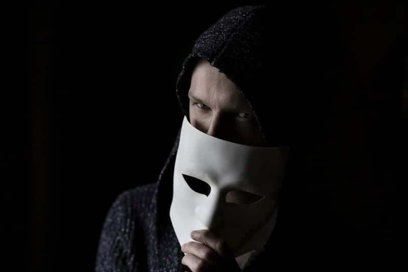 Um homem com uma máscara