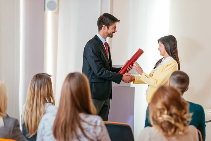 Um empregador entregando um arquivo para seu empregado