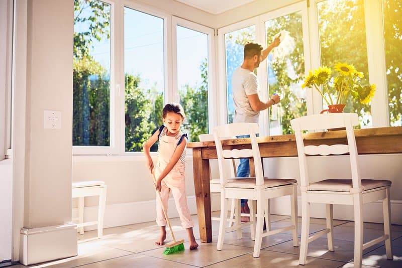 Ayudar a papá con un poco de limpieza de primavera en la casa