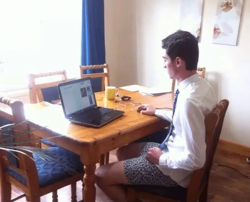 Un profesional en una entrevista por Skype sin pantalones puestos