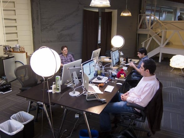 Un grupo de trabajadores de Instagram reunidos pensando en estraregias de crecimiento para su empresa