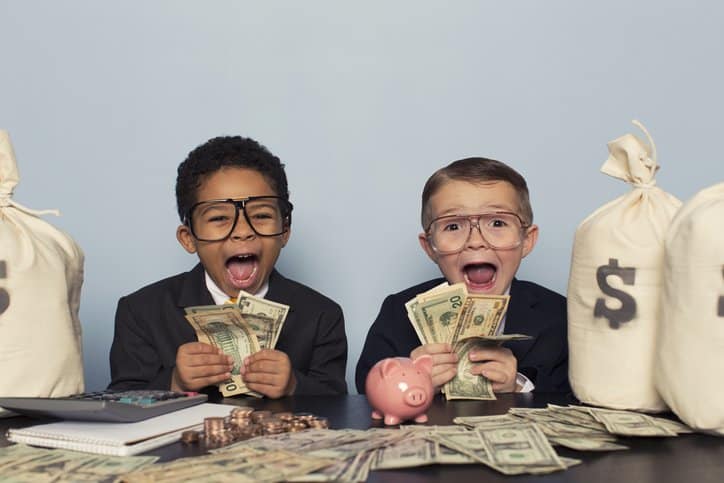 Niños jugando con dinero