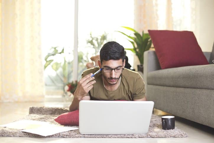 Homem trabalhando em seu laptop