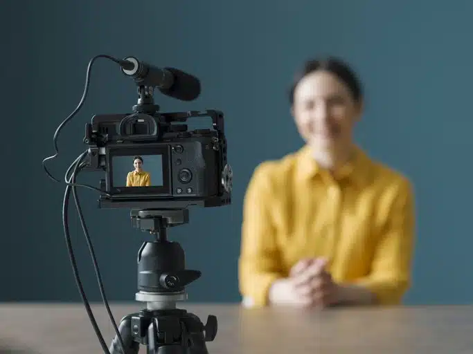 Vlogger sentado na frente da câmera