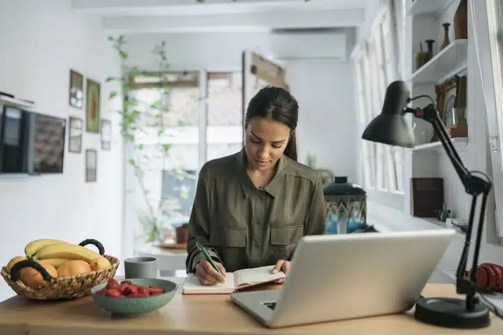 Mujer escribiendo su formación profesional