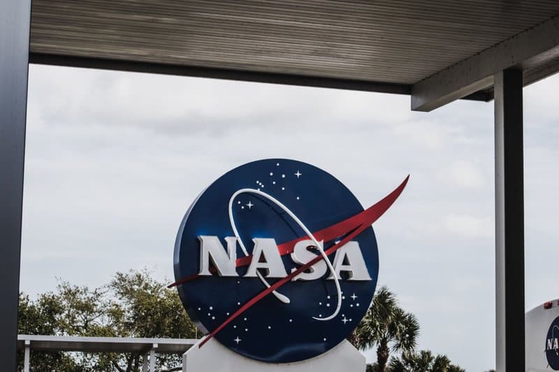 Logotipo de la NASA que ilustra que incluso la NASA falla, y Elon Musk cita: