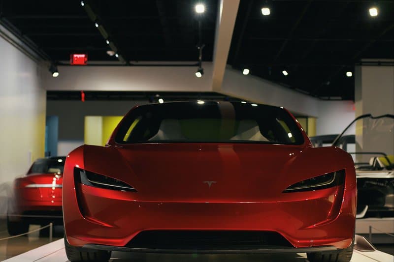 Coche rojo Tesla