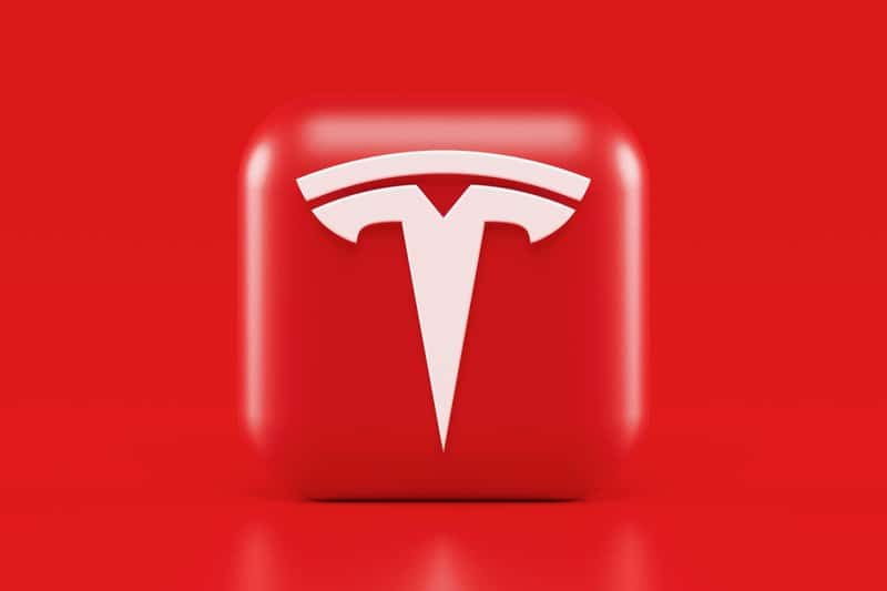 O logotipo da Telsa representando Elon Musk cita sobre a criação de uma empresa: "Você deve ter os ingredientes certos na proporção certa para ganhar"