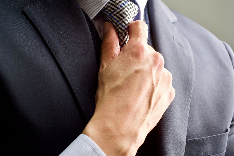 Homem consertando sua gravata para sua entrevista