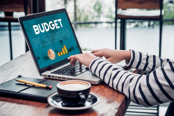 Planejamento orçamentário em um laptop