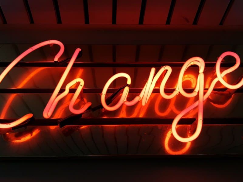 Un letrero con la palabra cambio escrito reoresenting carrera afirmaciones sobre el cambio