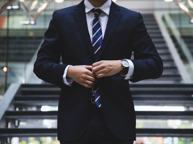 Un hombre usando una corbata que representa el conjunto de afirmaciones profesionales sobre las habilidades