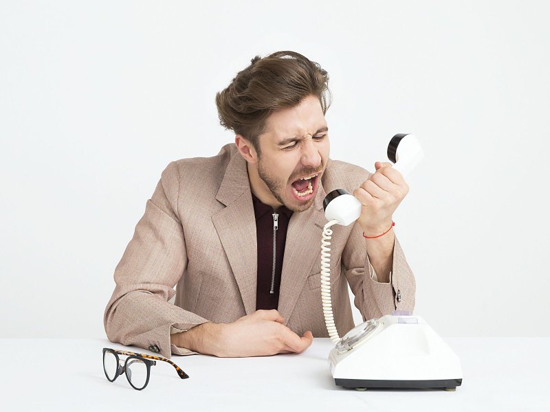 Reduza as fraudes de retorno seguindo as solicitações de devolução. Um homem gritando ao telefone.