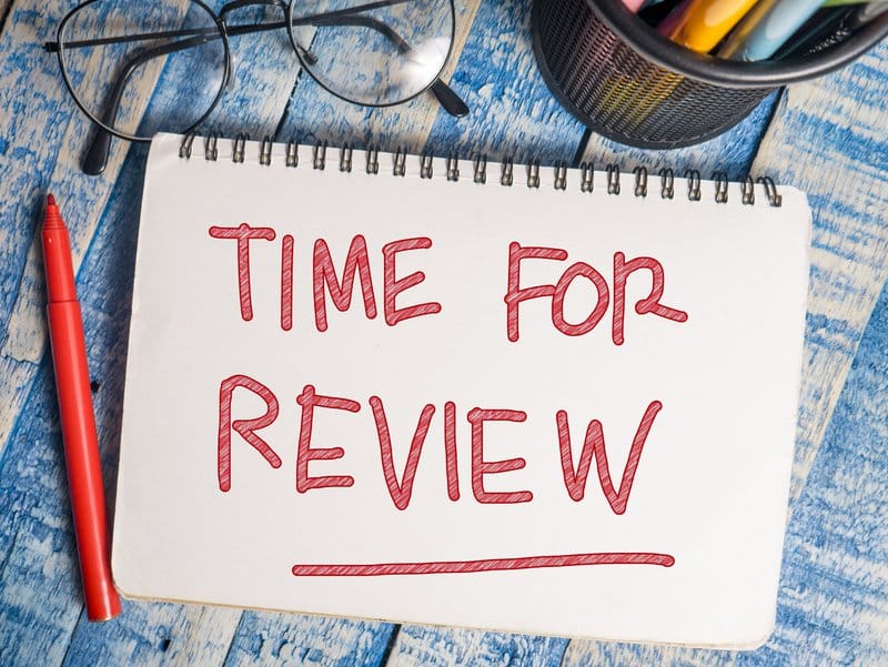 Time For Review, escrito em papel, mesa de trabalho vista superior. Tipografia motivacional da vida empresarial cita conceito