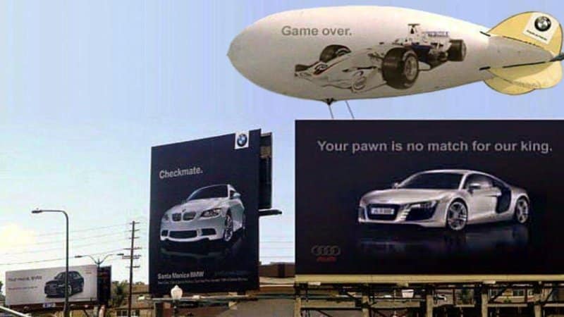 Audi está em uma emboscada em um outdoor.