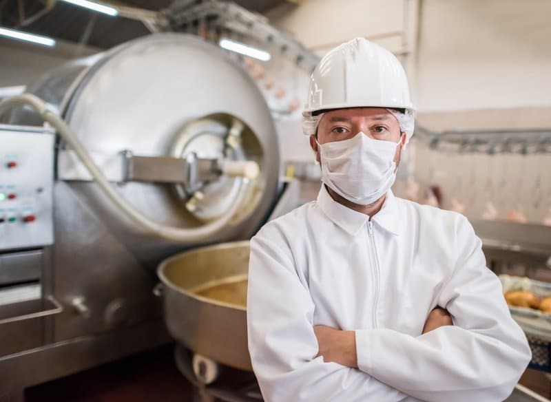 Homem em caminho de carreira de alimentos embalados