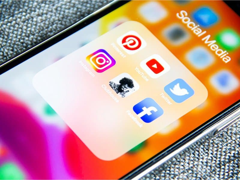 Um iphone com aplicativos de mídia social ilustrando que as mídias sociais se tornaram fundamentais no marketing de moda